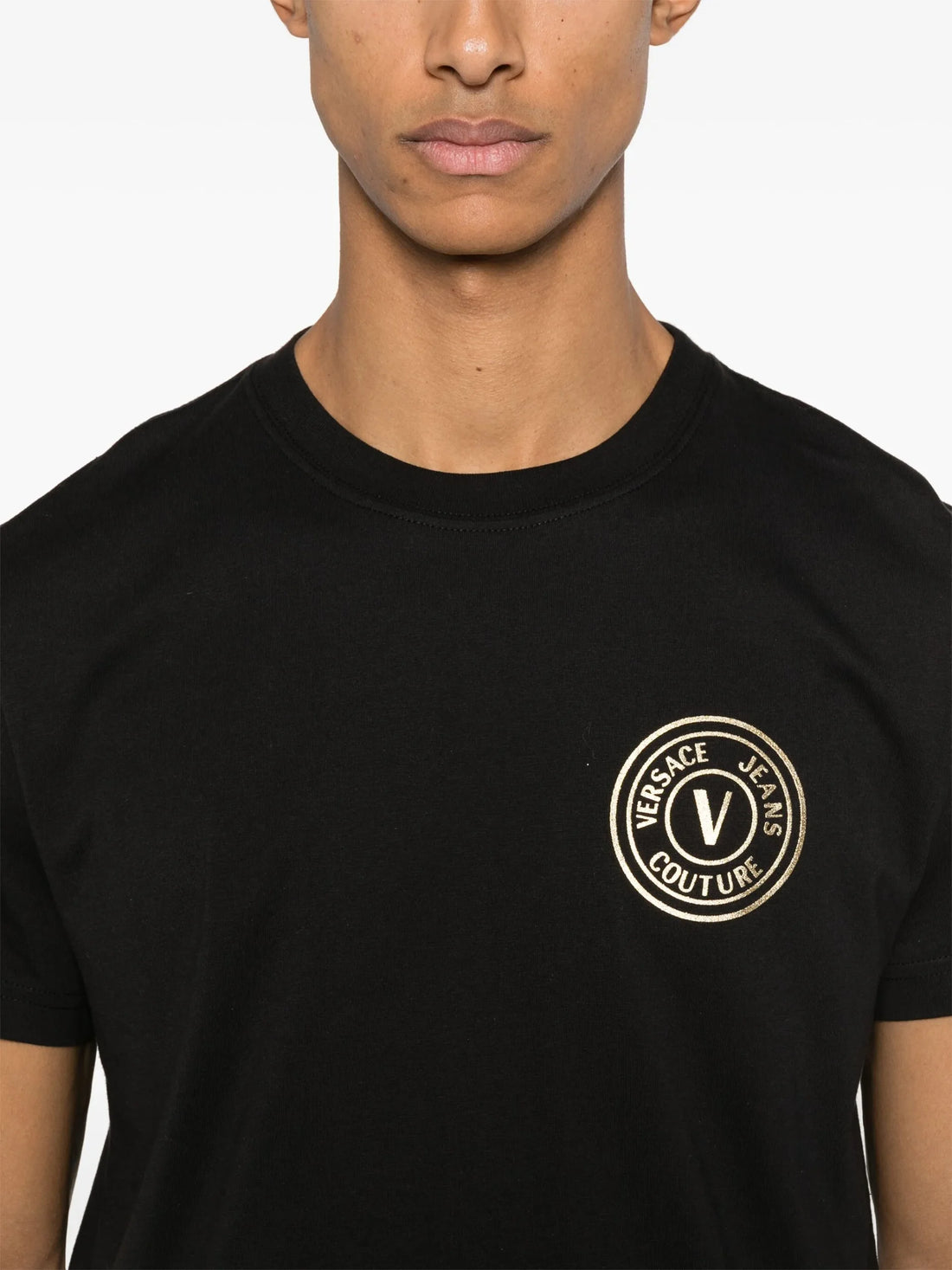 Versace Jeans Couture Logo-Print T-Shirt in black, featuring a crew neck, short sleeves, and the brand’s iconic emblem at the front. A versatile staple, available at Lestyle Boutique.